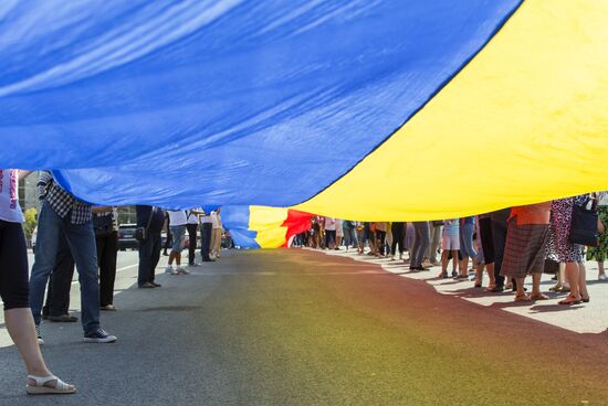 Supporters of unification of Moldova and Romania stage rally in Chisinau