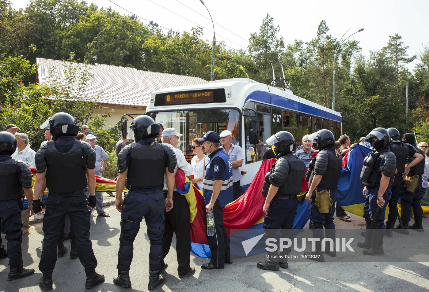 Supporters of unification of Moldova and Romania stage rally in Chisinau