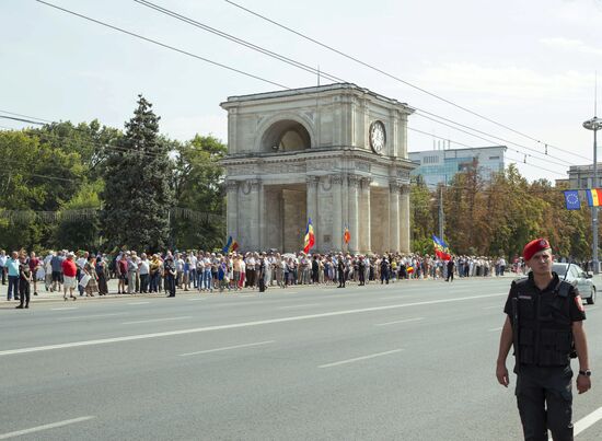 Supporters of unification of Moldova and Romania stage rally in Chisinau