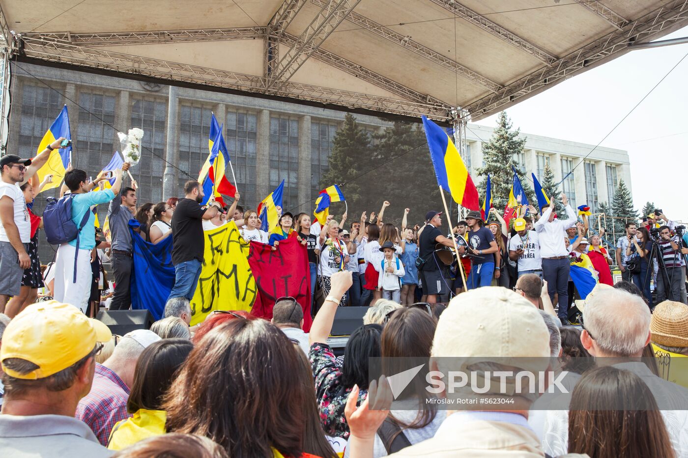 Supporters of unification of Moldova and Romania stage rally in Chisinau