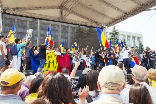 Supporters of unification of Moldova and Romania stage rally in Chisinau