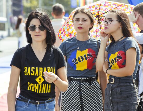 Supporters of unification of Moldova and Romania stage rally in Chisinau
