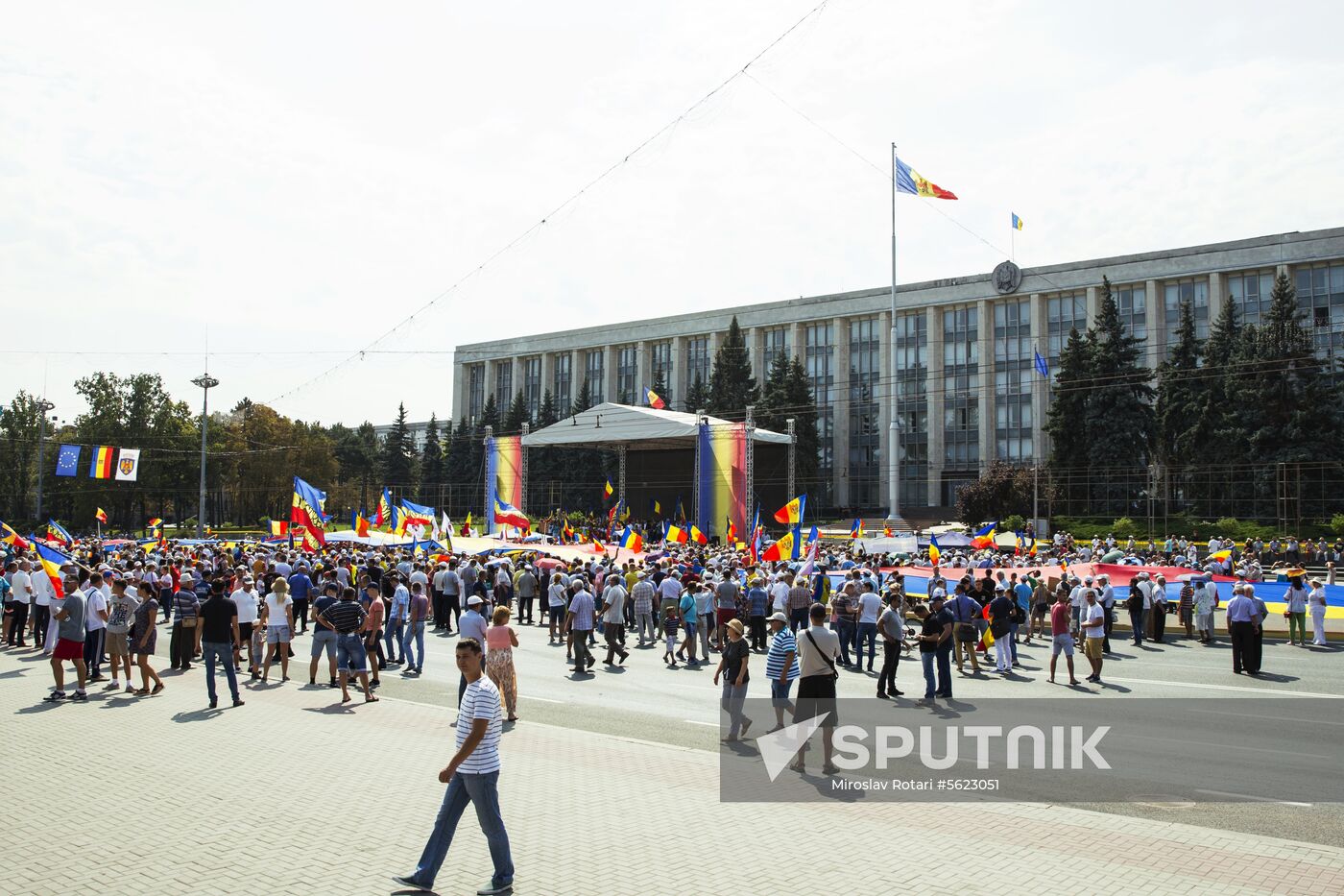 Supporters of unification of Moldova and Romania stage rally in Chisinau