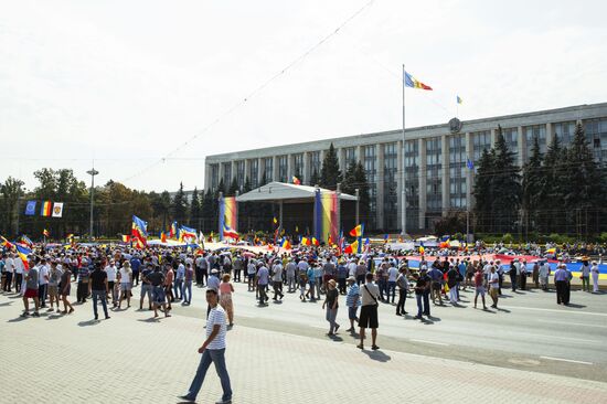 Supporters of unification of Moldova and Romania stage rally in Chisinau