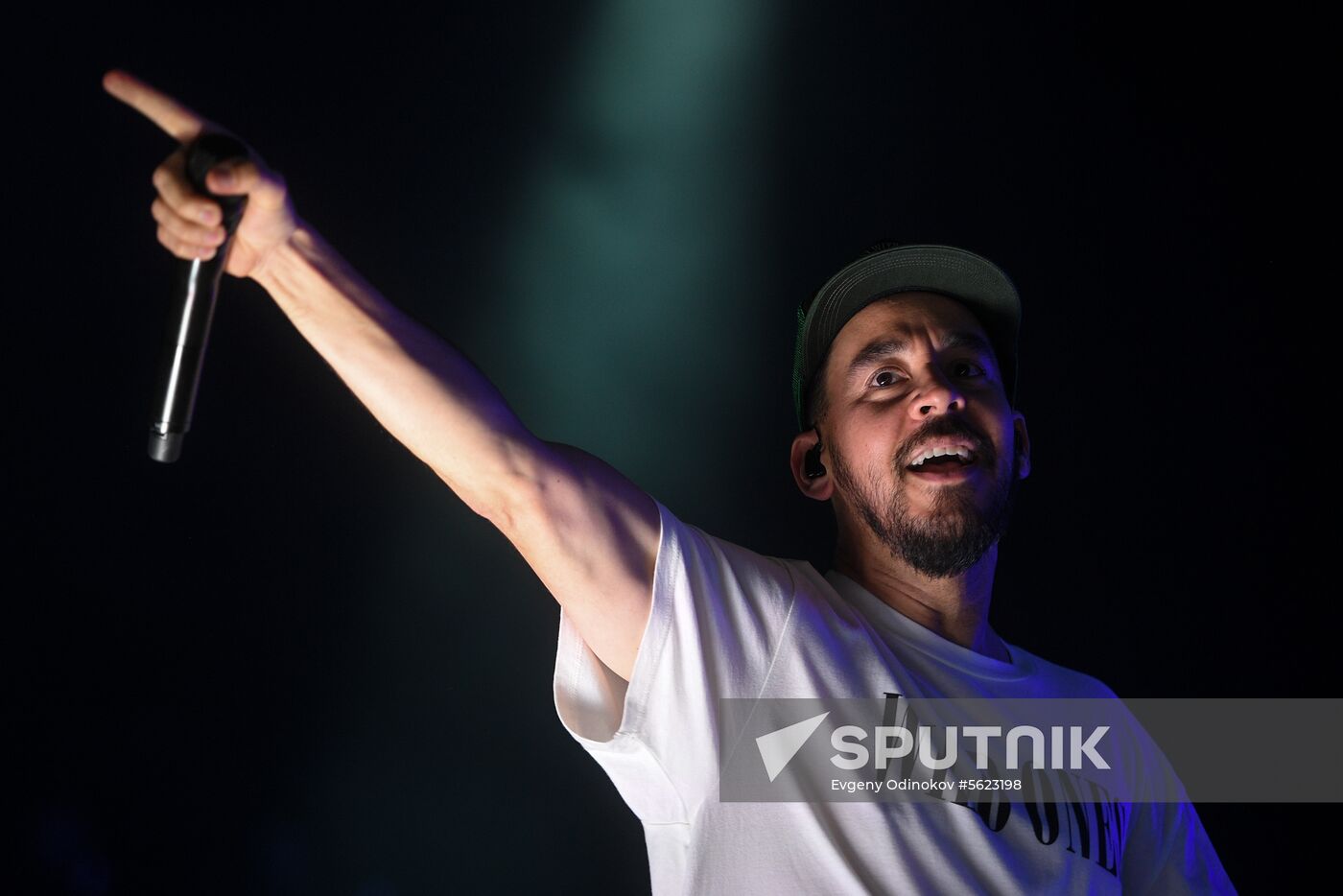 Mike Shinoda performs live in Moscow