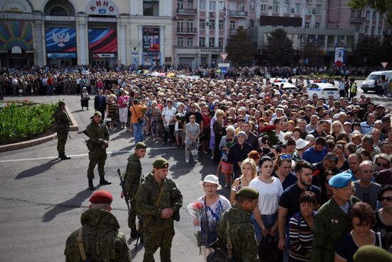 Bidding last respects to Donetsk People's Republic Head Alexander Zakharchenko