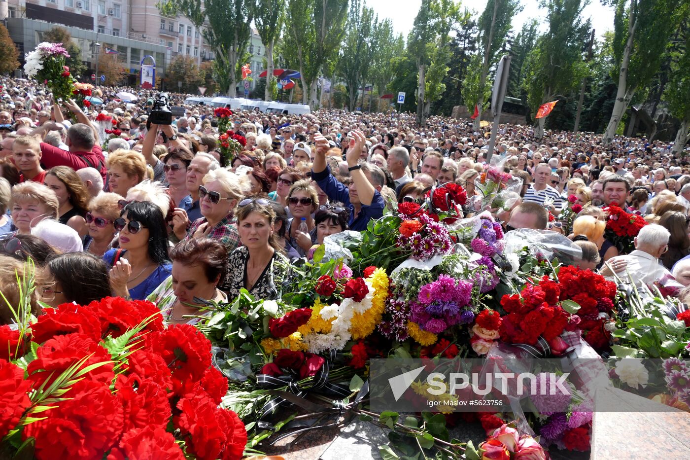 Bidding last respects to Donetsk People's Republic Head Alexander Zakharchenko