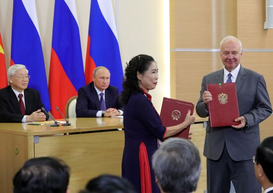 Russian President Vladimir Putin meets with General Secretary of Communist Party of Vietnam Nguyen Phu Trọng