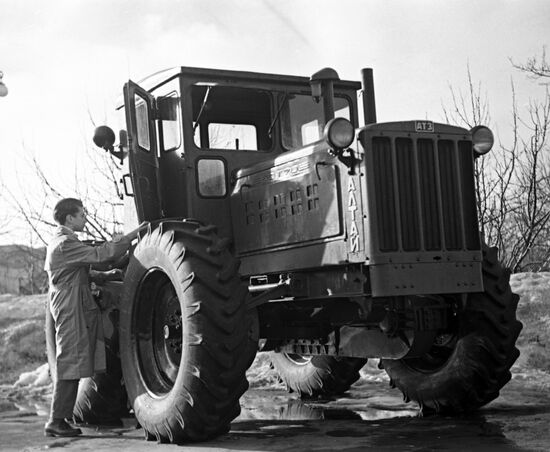 DT-70 wheeled tractor