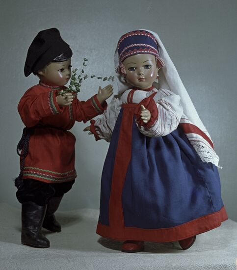Dolls in Russian traditional costumes