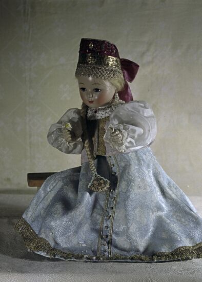 Dolls in Russian traditional costumes