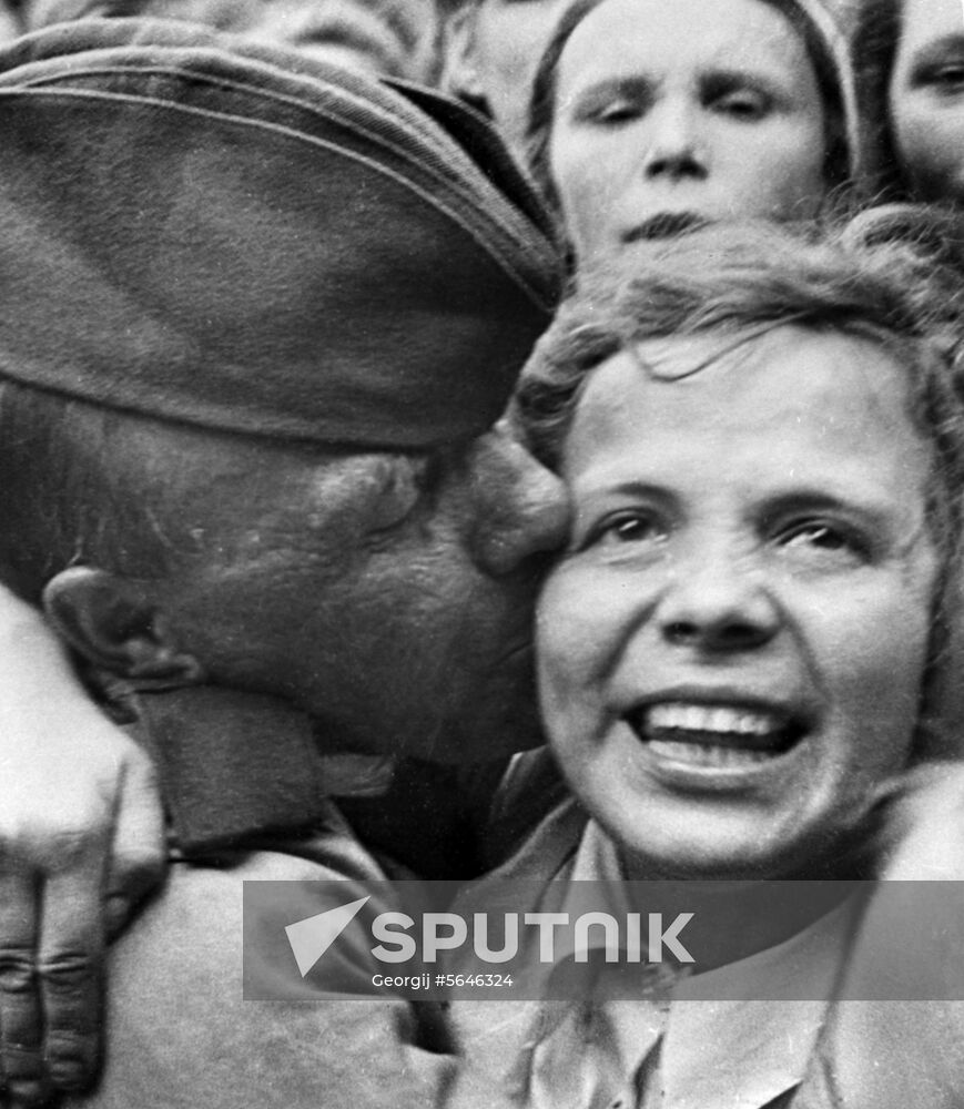 Soviet soldiers welcomed at Belorussky station