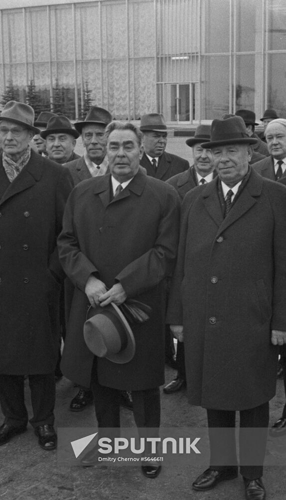 Brezhnev leaves for France