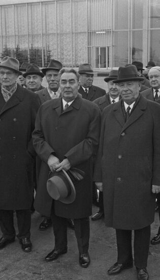 Brezhnev leaves for France
