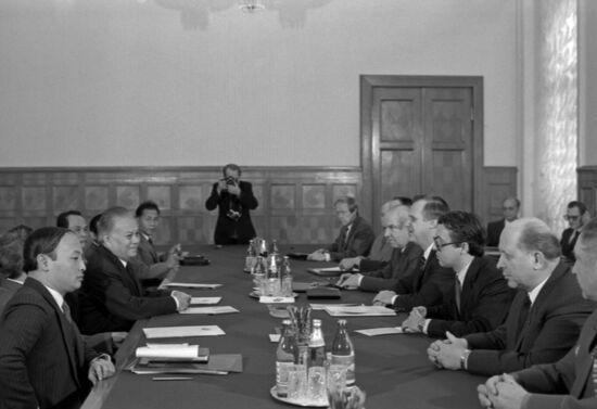 Lao party and governmental delegation visits USSR