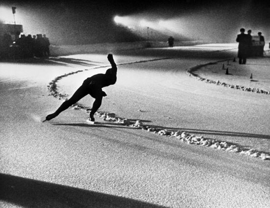 Speed Skater by photographer Oleg Neyelov