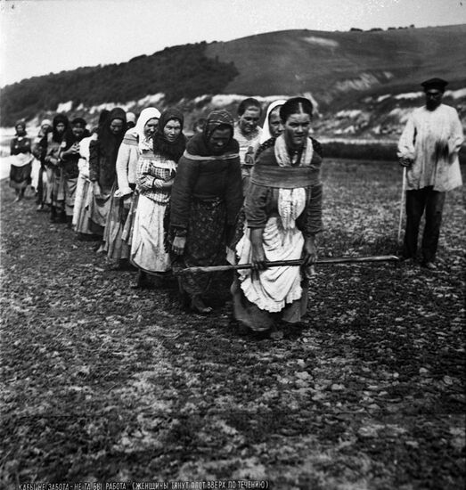Women haulers drag floats along Sura River