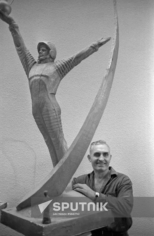 Sculptor Grigory Postniko
