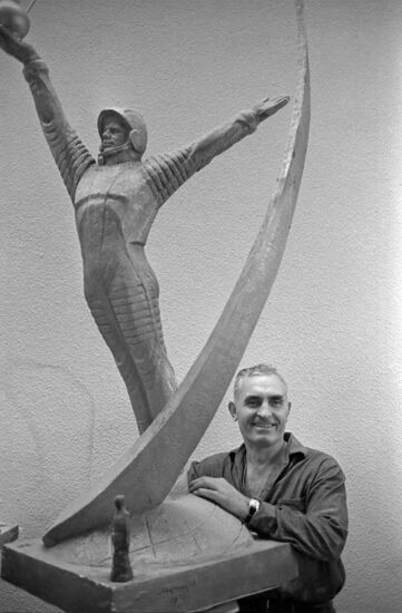 Sculptor Grigory Postniko