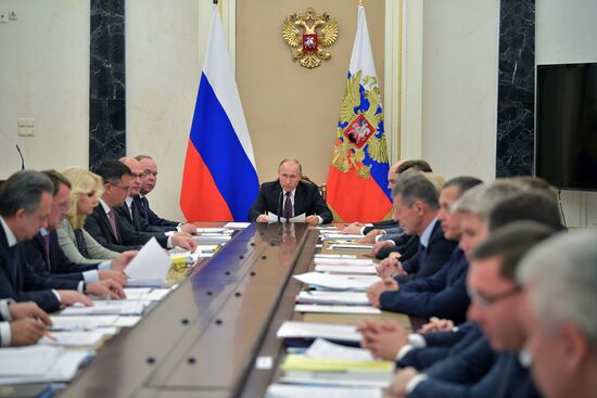 President Putin holds meeting with Russian Government ministers