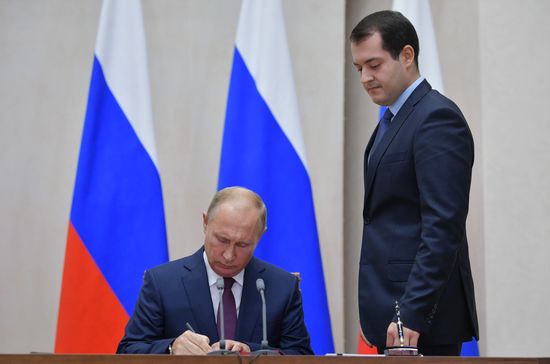 President Vladimir Putin meets with Egyptian President Abdel Fattah el-Sisi