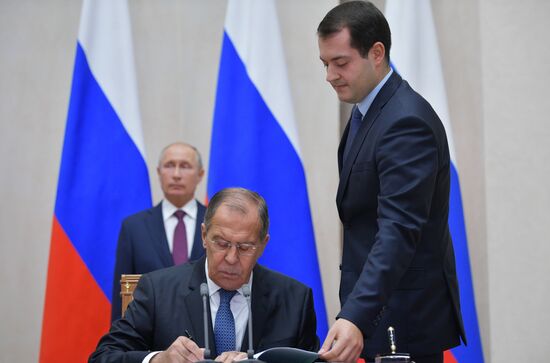 President Vladimir Putin meets with Egyptian President Abdel Fattah el-Sisi