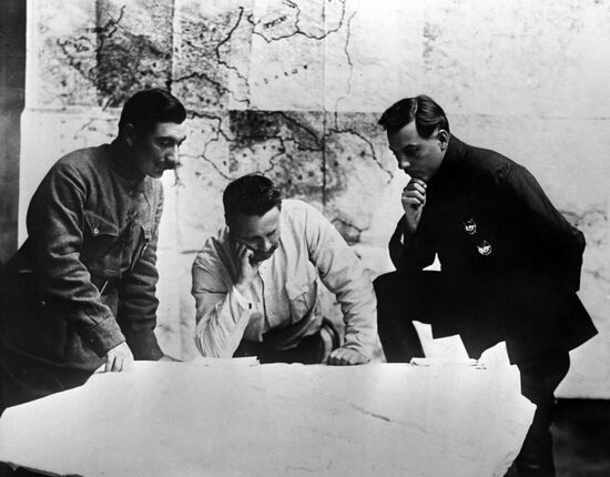 Soviet commanders prepare military operation