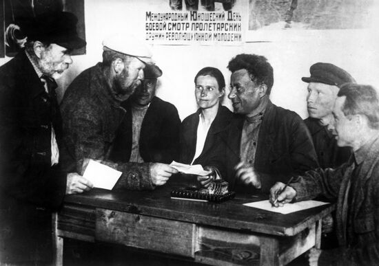Individual peasants join collective farm