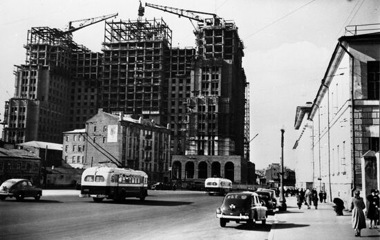 Residential high-rise on Vosstaniya Square