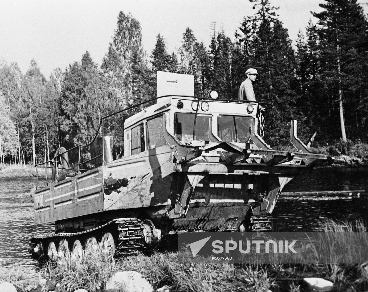 Log-dragging tractor TP-90