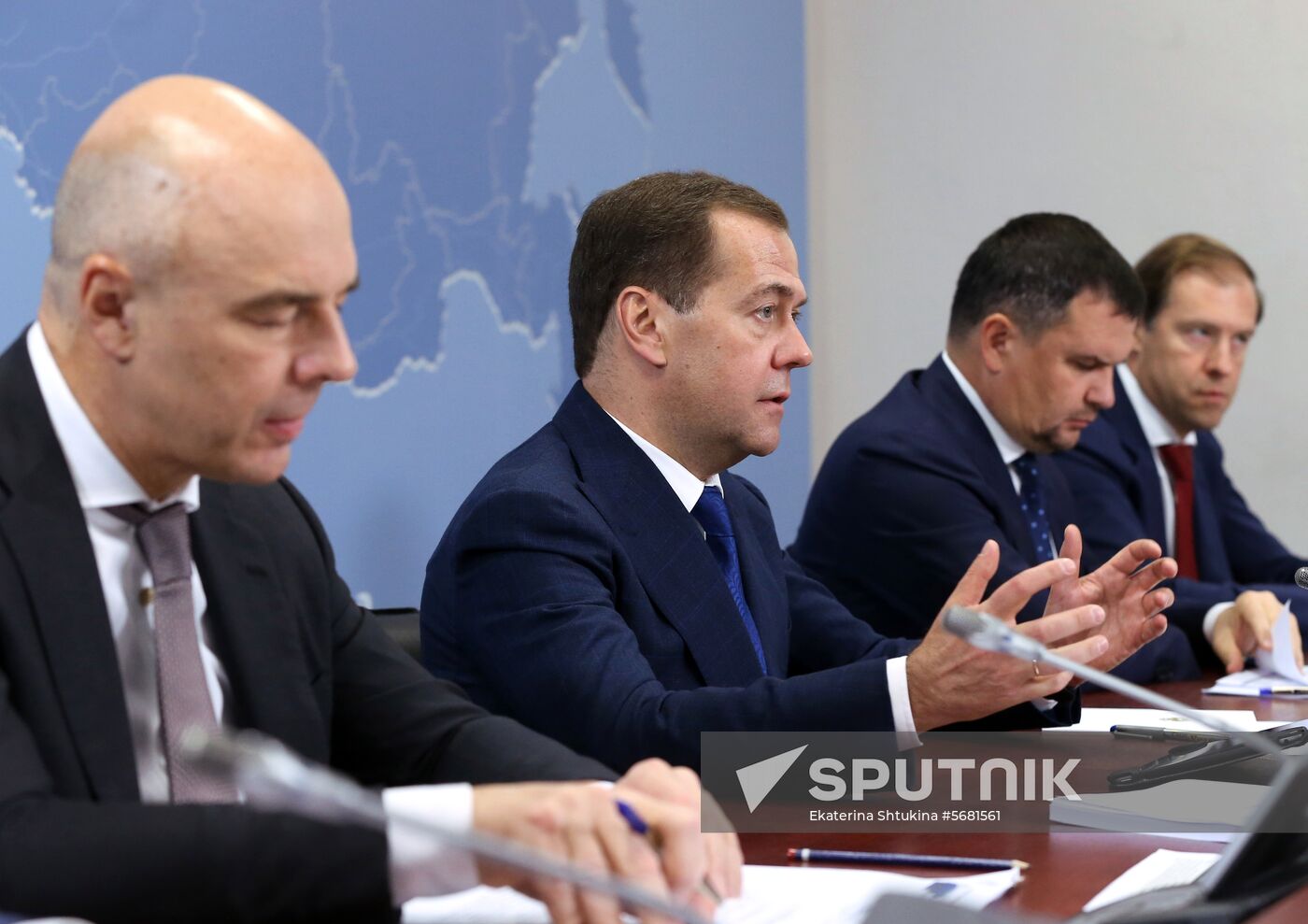 Prime Minister Medvedev holds meeting on Russian Railways development program for 2015