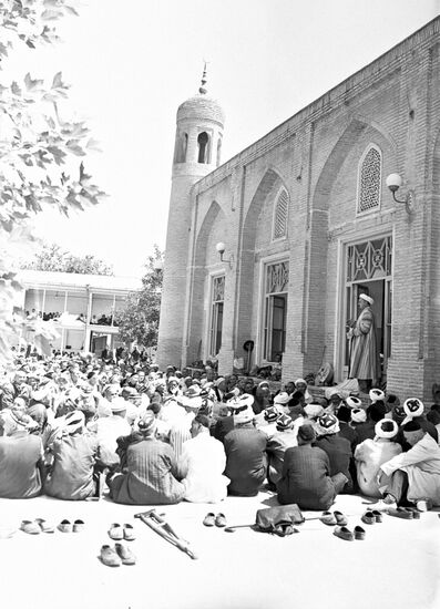 Imam speakinjg to the congregation