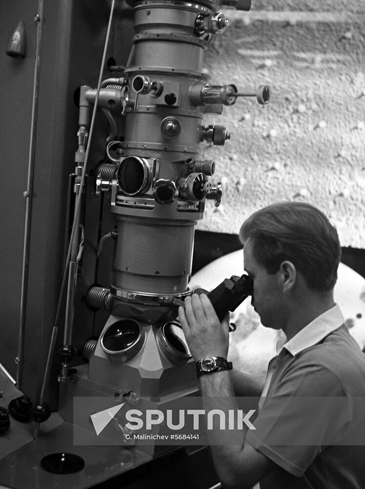 EM-3 electronic microscope