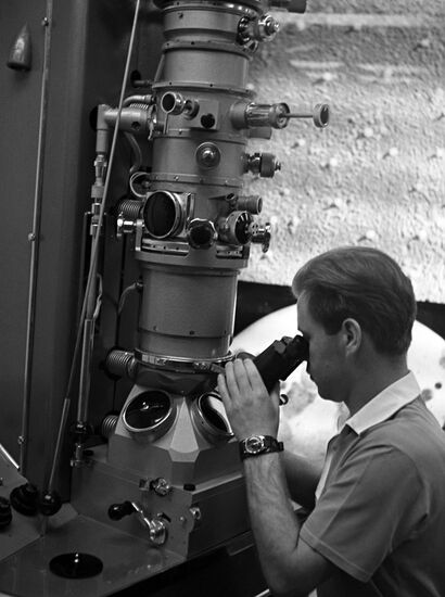 EM-3 electronic microscope