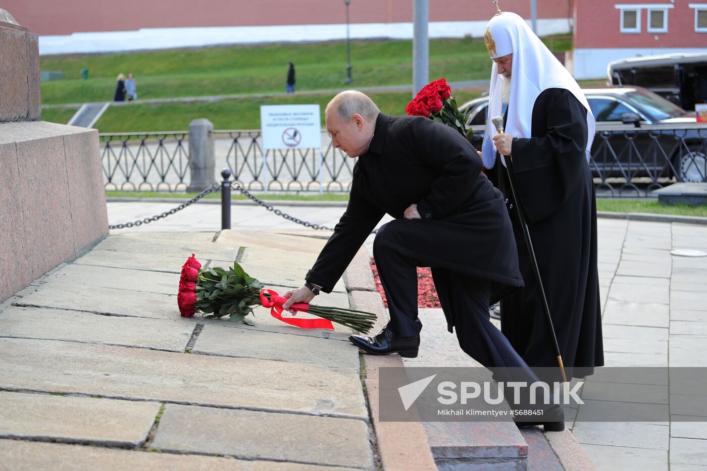 President Vladimir Putin lays flowers at Monument to Minin and Pozharsky
