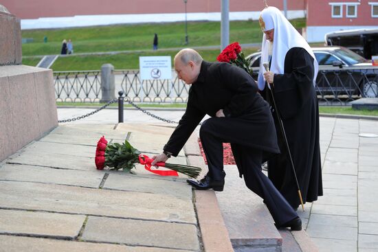 President Vladimir Putin lays flowers at Monument to Minin and Pozharsky