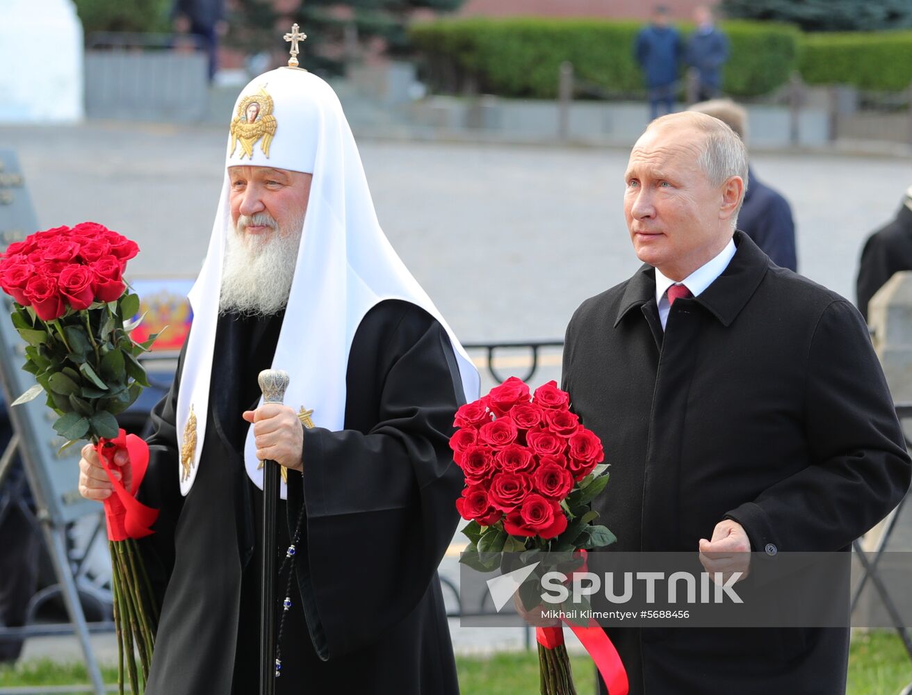 President Vladimir Putin lays flowers at Monument to Minin and Pozharsky