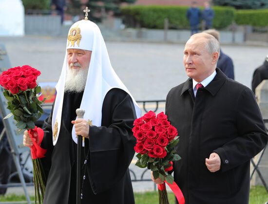 President Vladimir Putin lays flowers at Monument to Minin and Pozharsky