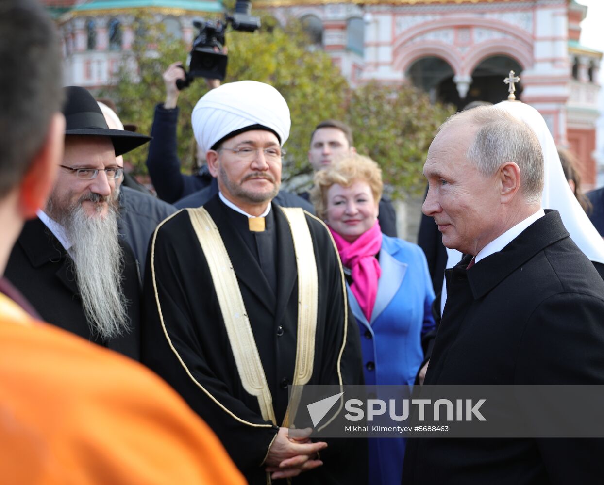 President Vladimir Putin lays flowers at Monument to Minin and Pozharsky