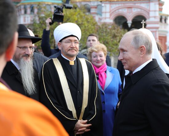 President Vladimir Putin lays flowers at Monument to Minin and Pozharsky