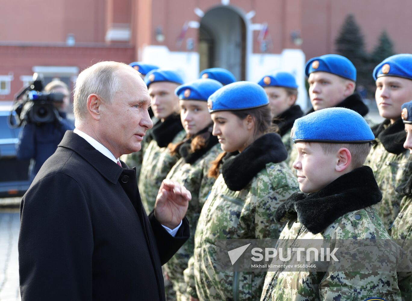 President Vladimir Putin lays flowers at Monument to Minin and Pozharsky