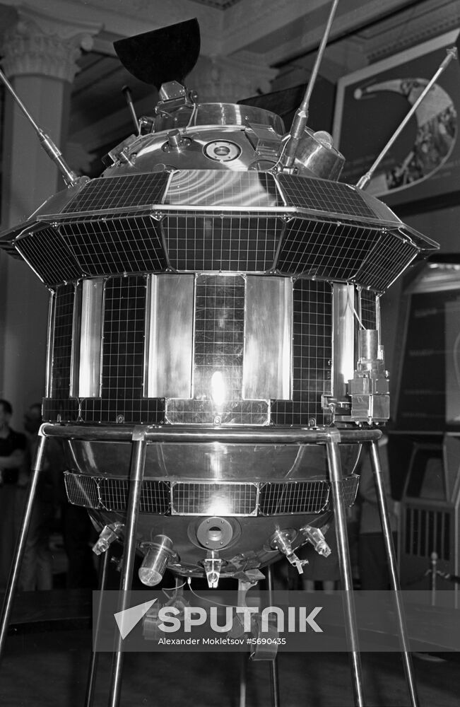 Luna 3 unmanned interplanetary station
