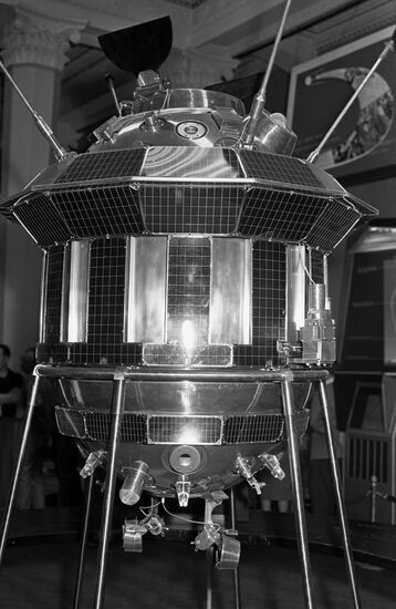 Luna 3 unmanned interplanetary station