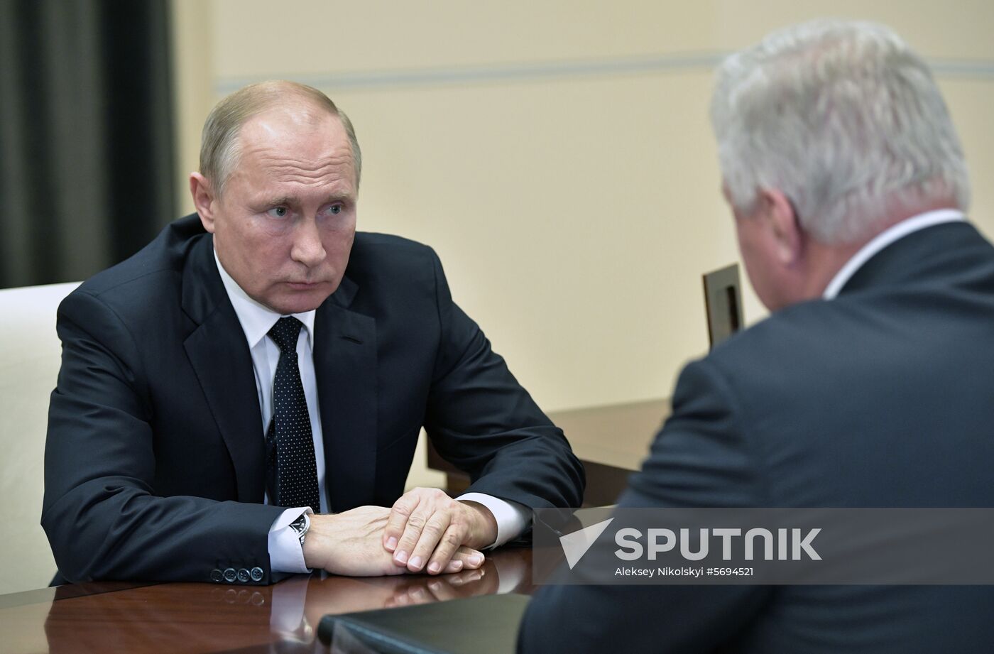Presdient Putin holds working meeting with FITU head Shmakov