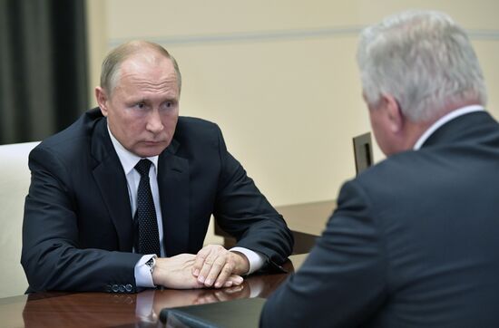 Presdient Putin holds working meeting with FITU head Shmakov