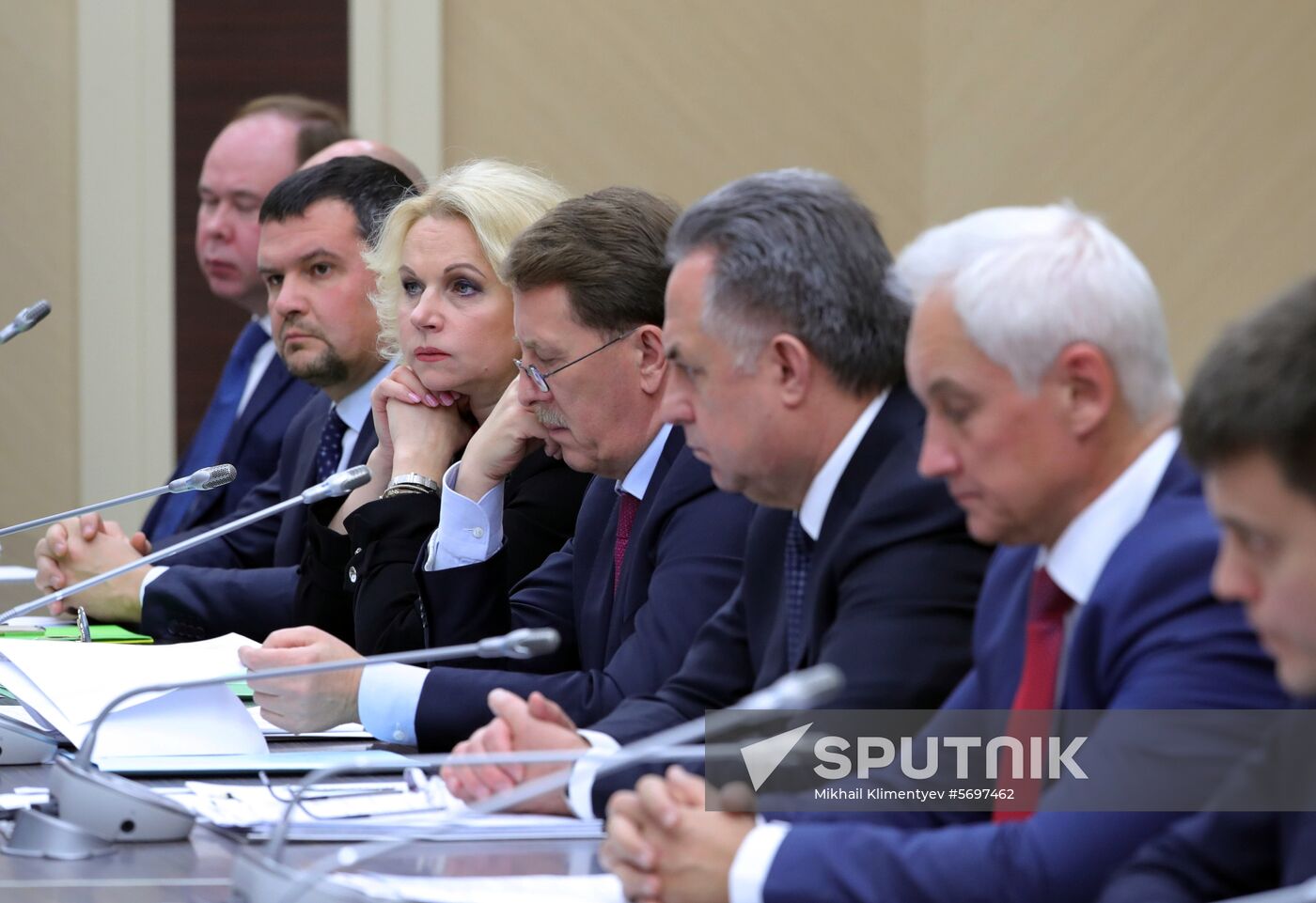 President Putin chairs meeting with government members