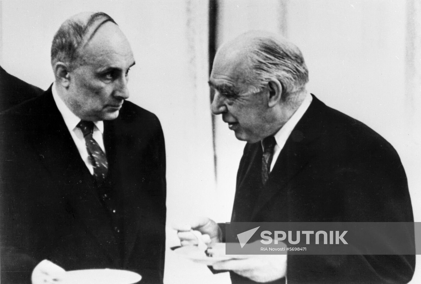 Scientists Alexander Nesmeyanov and Niels Bohr