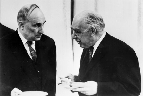 Scientists Alexander Nesmeyanov and Niels Bohr