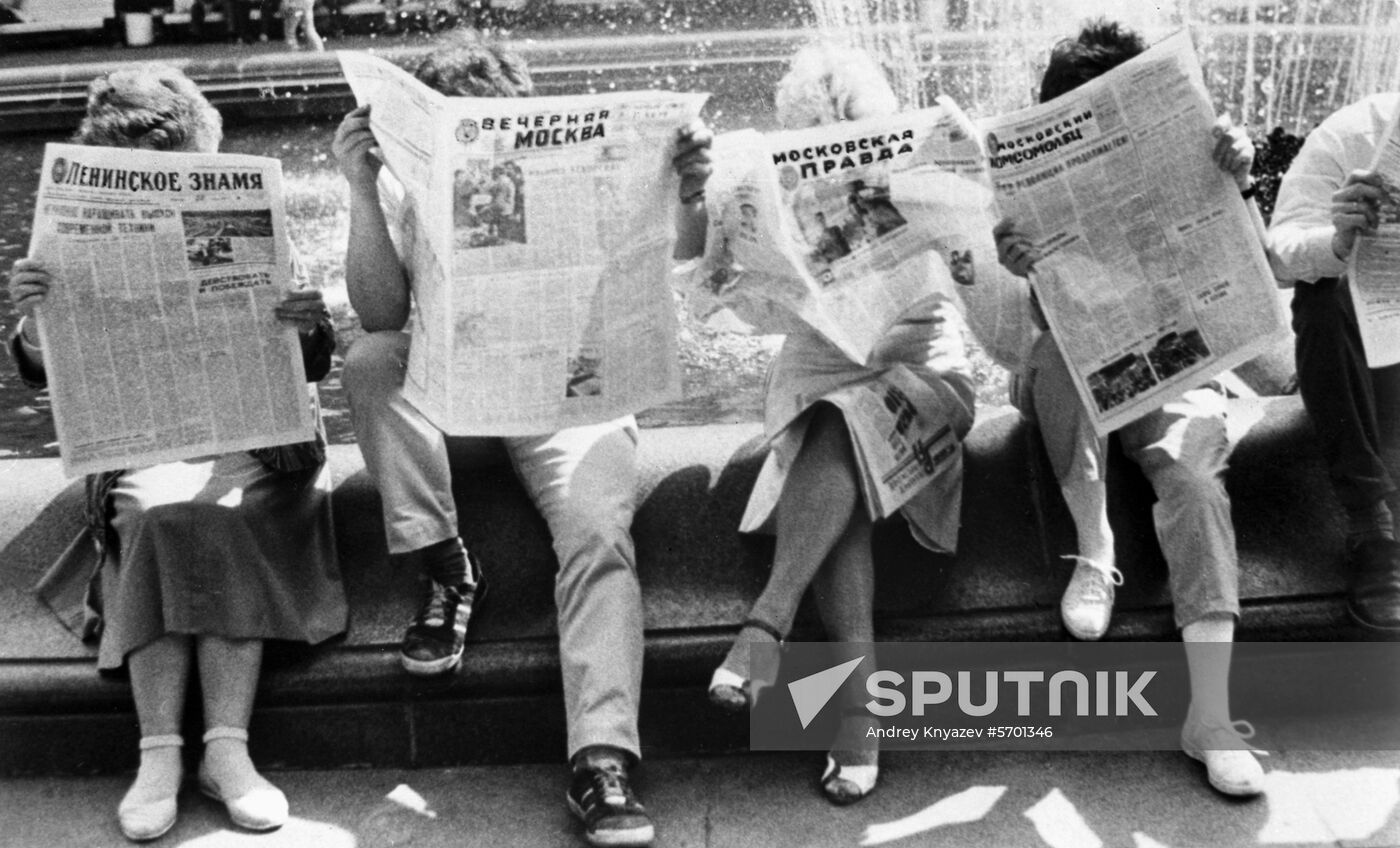 Muscovites reading newspapers