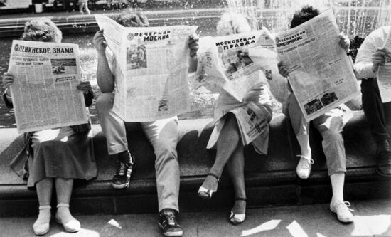 Muscovites reading newspapers
